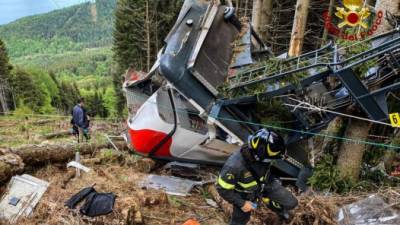 El accidente ocurrió en la ciudad turística de Stresa a orillas del lago Maggiore en la región de Piamonte. (Photo by Handout / Vigili del Fuoco / AFP)