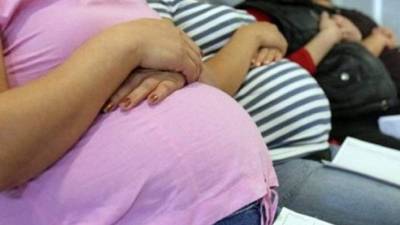 Las mujeres embarazadas que se infectan con zika tienen la posibilidad de que sus bebés nazcan con microcefalia.