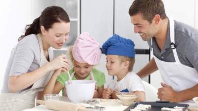 Inventar algunos platillos es una forma de fomentar la creatividad con la familia.