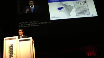 Honduras garantiza sostenibilidad ambiental y calidad de vida en el sector maquila, afirmó el Presidente en su ponencia.