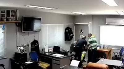 Los policías asfixiaron al sospechoso con una bolsa plástica en la comisaría.//