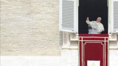 El papa Francisco durante el tradicional rezo del Angelus en la plaza de San Pedro. EFE