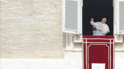 El papa Francisco durante el tradicional rezo del Angelus en la plaza de San Pedro. EFE