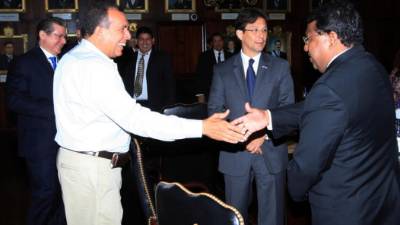 El presidente Porfirio Lobo junto con los magistrados presidentes del TSE.