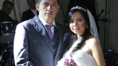 Juan Ramón Mendoza López y Waldina Lizeth Figueroa Mendoza disfrutan de Islas de la Bahía.