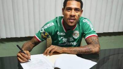 Henry Figueroa al momento de firmar contrato con Marathón. Foto Club Deportivo Marathón.