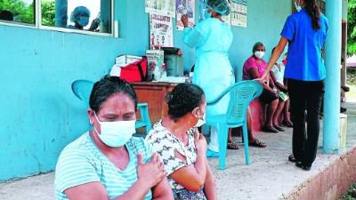 La mayoría de pacientes complicados en la aldea San Antonio y el municipio de Sulaco son de la tercera edad. Por temor, la gente no sale de sus casas y solo va a la pulpería. La vacunación avanza a paso lento en el municipio, urge mayor intervención. FOTOS: AMíLCAR IZAGUIRRE