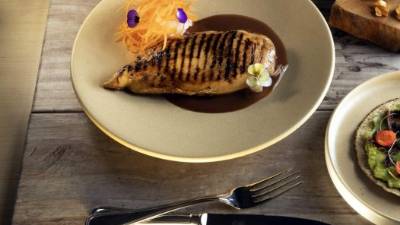 Verter la salsa de tamarindo sobre las pechugas asadas.