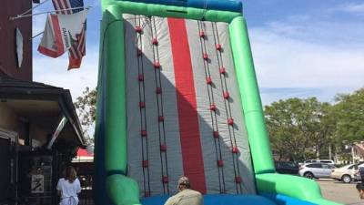 El bar promocionó el polémico muro inflable en sus redes sociales despertando la indignación de los usuarios.