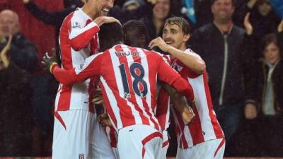 Peter Crouch celebra con sus compañeros el gol del triunfo ante Newcastle.