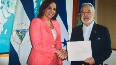 Diana Valladares entregó ayer copias de estilo ante el canciller de Nicaragua, Samuel Santos.