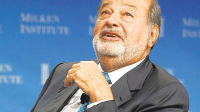Mexican tycoon Carlos Slim participates in a press conference at the Soumaya Museum in Mexico City on January 29, 2014. The Slim Foundation signed an agreement with Coursera plataform to expand the acces and the opportunities of education and employment in Latin America. AFP PHOTO/ Yuri CORTEZ (Photo credit should read YURI CORTEZ/AFP/Getty Images)