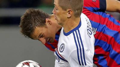 Fernando Torres pelea por el balón contra Lukasz Szukala del Steaua de Bucarest.