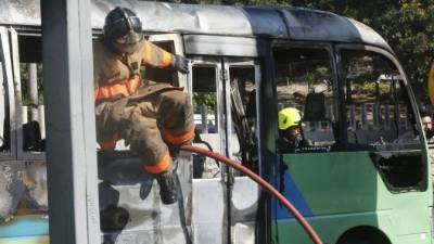 Los bomberos apagaron las llamas que consumieron el bus que cubría la ruta Loarque-Kennedy en Tegucigalpa.