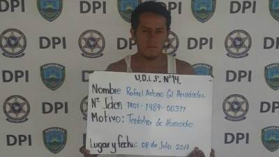 El detenido Rafael Antonio Gil Herández al momento de ser fichado por las autoridadades policiales.