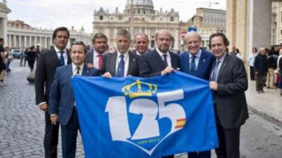 Los representantes del Recreativo de Huelva posan con la bandera.