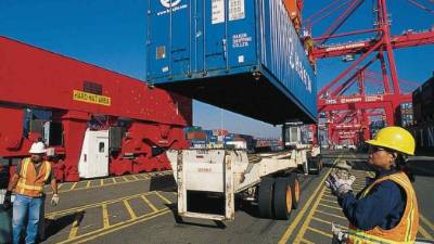 Puerto de Long Beach, California. Pese a coyuntura global, la economía de EUA sigue creciendo.