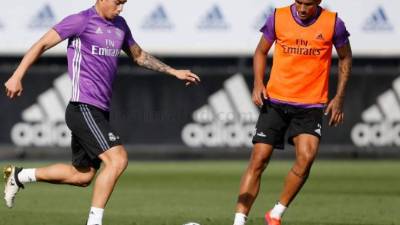 James en la práctica ante la marca de Danilo. FOTO REAL MADRID.