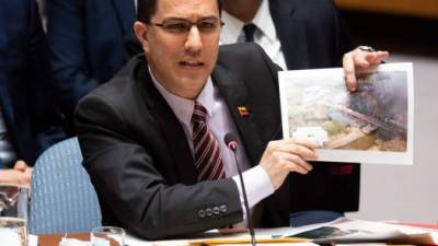 El canciller venezolano Jorge Arreaza mostró varias imágenes 'como evidencia' de las intenciones militares de EEUU en su país./AFP.