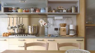 Para cocinas pequeñas funcionan tanto los pisos de cerámica neutros y laminados de madera como los diseños coloridos y geométricos.