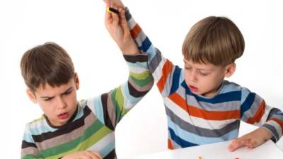 Debe enseñarle a sus hijos a compartir para evitar peleas.