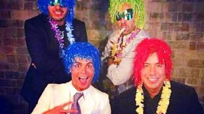 Cristiano Ronaldo con peluca junto a sus amigos.