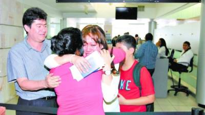 Griselda Canales llora al abandonar el país.