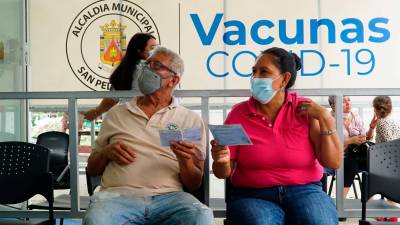 La vacunación minimizará el impacto de ómicron, la nueva variante del covid-19 en el país. El triaje del Infop y el del Seguro Social en San Pedro Sula han reportado un incremento en las atenciones. Fotos: Amílcar Izaguirre.