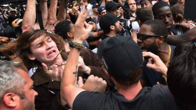 Simpatizantes de Trump chocan con manifestantes en las afueras de un mitin en Colorado. AFP.