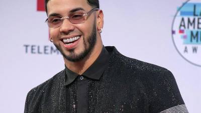 Anuel AA dice adiós a su gigantesco tatuaje de Karol G tras comprometerse con Yailin, su nueva pareja.