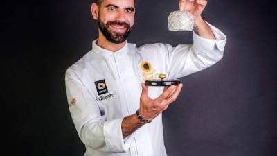 Fotografía facilitada por el artesano chocolatero portugués Daniel Marcelino Gomes (en la imagen), que ha conquistado los paladares de las personas más ricas del mundo gracias a la creación de un bombón elaborado con oro de 23 quilates, que cuesta 7.728 euros y que 'es el más caro del mundo'. Gomes ha asegurado hoy durante una entrevista con la Agencia Efe, que 'es una gran sorpresa para las personas cuando lo ven', ya que es una pieza muy pequeña y vale mucho dinero. EFE