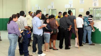 Los pacientes que pueden pagan por los exámenes.