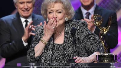 En esta foto de archivo tomada el 26 de abril de 2015, la actriz Betty White acepta el premio Daytime Emmy Lifetime Achievement Award en el escenario durante la 42 edición anual de los premios Daytime Emmy.