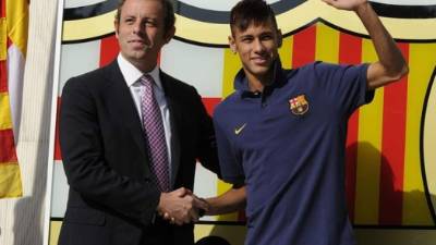Sandro Rosell junto al brasileño Neymar el día de la presentación.