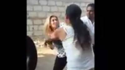 Varios hombres que intervinieron en la pelea también se llevaron su manotada.