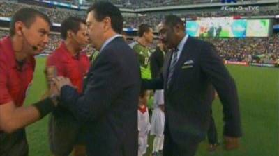 Alfredo Hawit y su saludo a los árbitros de la final de la Copa Oro entre México y Jamaica.
