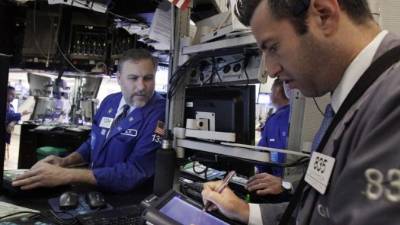 En esta foto del 29 de agosto de 2011, operadores trabajan en la Bolsa de valores de Nueva York. Los precios de las acciones bajaron el jueves 8 de septiembre de 2011 luego de que el presidente de la Reserva Federal, Ben Bernanke, no indicó si el banco central actuará pronto para apuntalar la economía. (AP foto/Richard Drew)