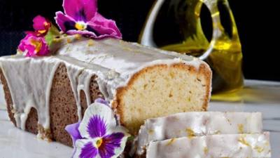 Desmoldar, dejar enfriar y bañar con glaseado.