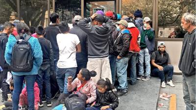 Migrantes de la caravana esperan frente a las oficinas del INM para solicitar una visa humanitaria.