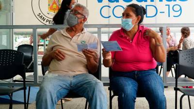 La vacunación minimizará el impacto de ómicron, la nueva variante del covid-19 en el país. El triaje del Infop y el del Seguro Social en San Pedro Sula han reportado un incremento en las atenciones. Fotos: Amílcar Izaguirre.