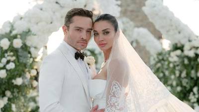 Ed Westwick y Amy Jackson cuando se casaron.