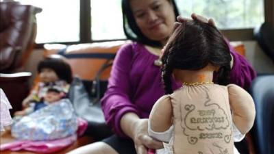 Unas muñecas con supuestos poderes sobrenaturales, versiones benignas de Chucky el 'muñeco diabólico', se han convertido en la última moda en Tailandia, donde una aerolínea ha decidido aceptar reservas para estos juguetes mágicos. Foto de EFE.
