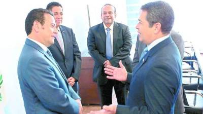 El presidente Juan Orlando Hernández (D) y su homólogo Jimmy Morales.
