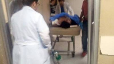 Momentos en que la paciente Marta Flores era sacada de la sala de rayos X del hospital Mario Rivas la tarde de ayer domingo.