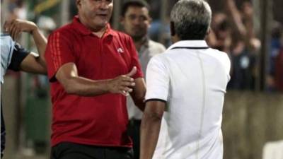 Wilmer Cruz saluda a Héctor Castellón al final del partido.