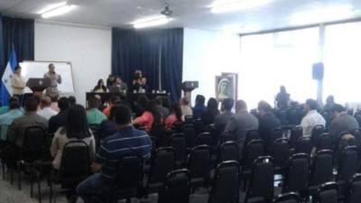 Los miembros de la sociedad civil participan hoy de una asamblea.