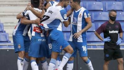 El defensa colombiano del RCD Espanyol de Barcelona Bernardo Espinosa celebra el primer gol de su equipo ante el Alavés. EFE