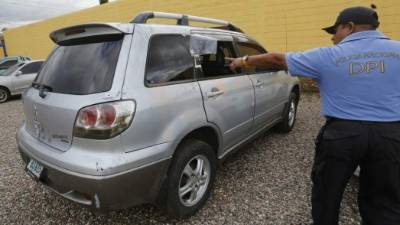 Técnicos de la DPI hacen inspecciones en el vehículo del médico.