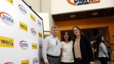 Claudio Garay gerente de operaciones de Diunsa; Diana Faraj, gerente de mercadeo de Diunsa, y Paola Canahuati de TENGO, tras la firma de la alianza.