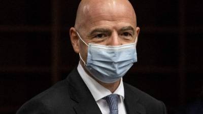 Según informó la FIFA, el presidente del organismo tiene síntomas leves 'y se ha puesto inmediatamente en autoaislamiento'.
